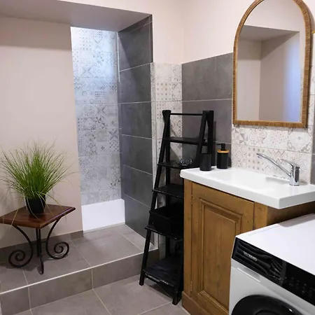 Les De Marie Apartment *