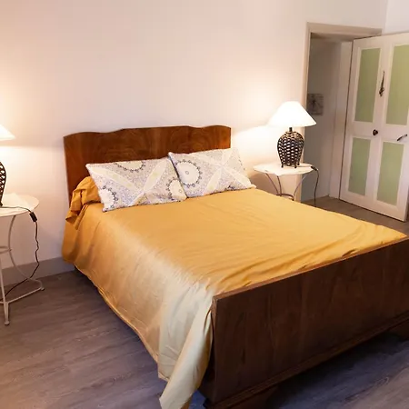 Les De Marie Apartment